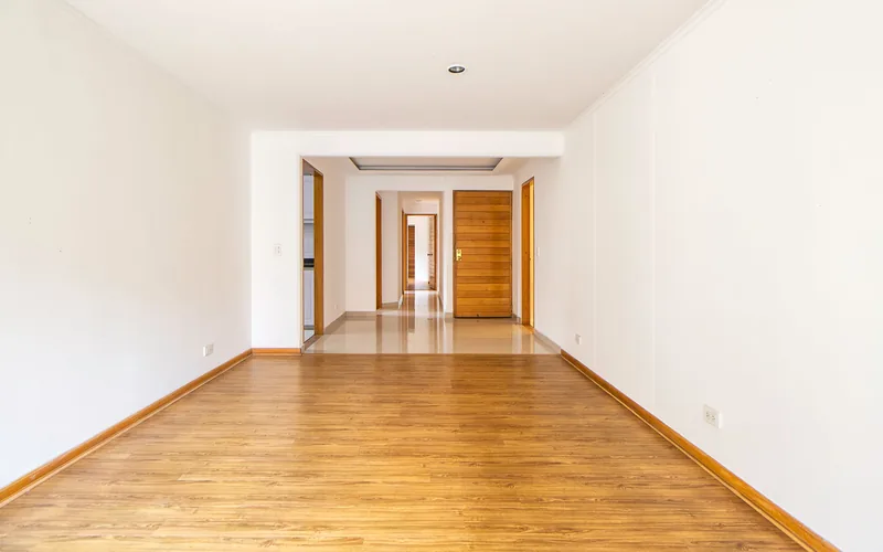 Leergeräumter Wohnraum mit Holzboden, besenrein übergeben